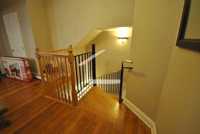 Building Photo - Large 3 bed in Brookline