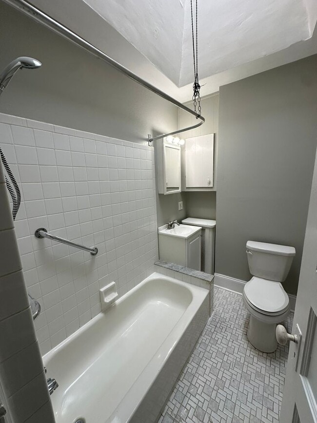Building Photo - Charming updated 3 bed 1 bath in amazing location