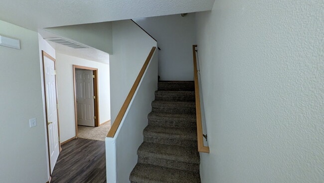 Building Photo - 4 bedroom 2.5 bath home
