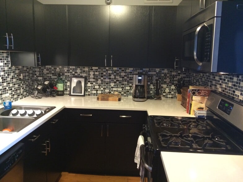 Kitchen with quartz countertops - 1309 N Wells St
