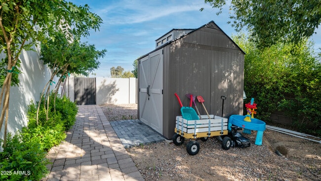Building Photo - 7417 E Paradise Dr