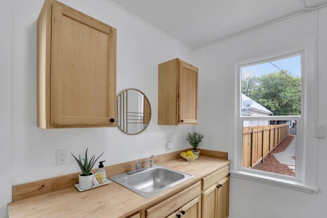 Building Photo - Lovely 1-Bedroom Unit in the heart of Spokane