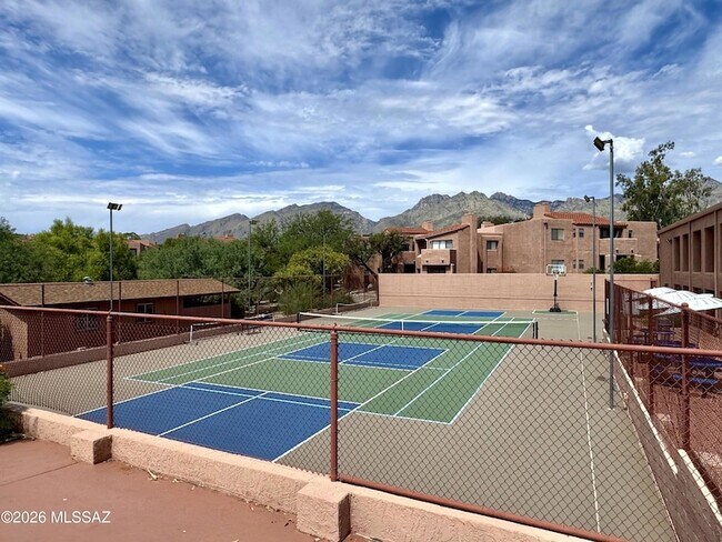 Building Photo - 5051 N Sabino Canyon Rd