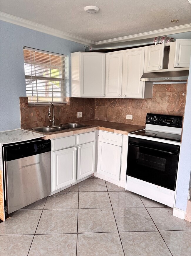 Building Photo - 7301 Ave