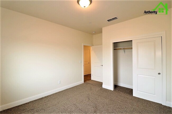 Building Photo - 2530 Rainbow Ln
