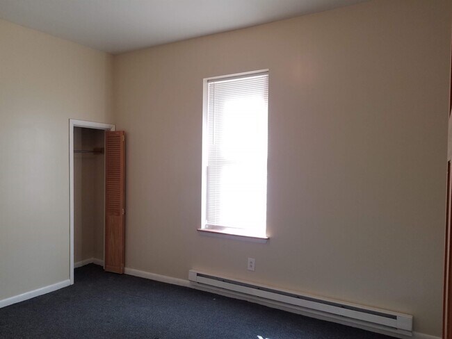 Building Photo - 1323 W Butler St