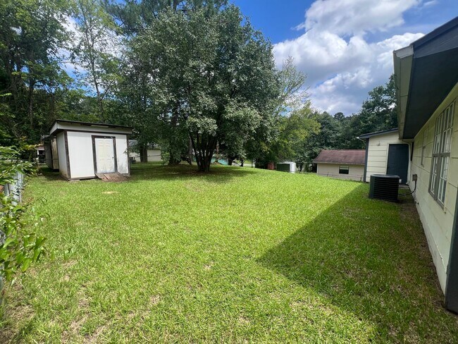 Building Photo - 3 bedroom 1 bathroom off Kicker Rd