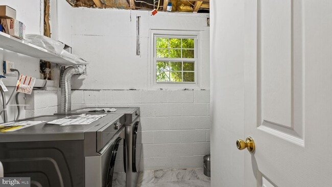 Building Photo - This stunning 3-bedroom, 2-bathroom interior townhome is sure to impress.