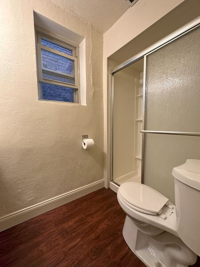 Building Photo - Bright 2BR in Oakland - Close to the University of Pittsburgh! Air Conditioning & On-site Laundry...