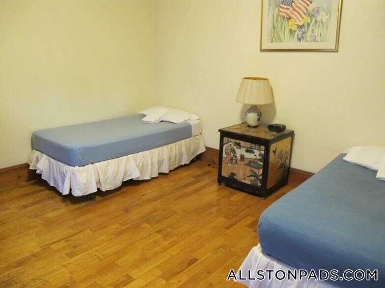 Building Photo - 38 Linden St