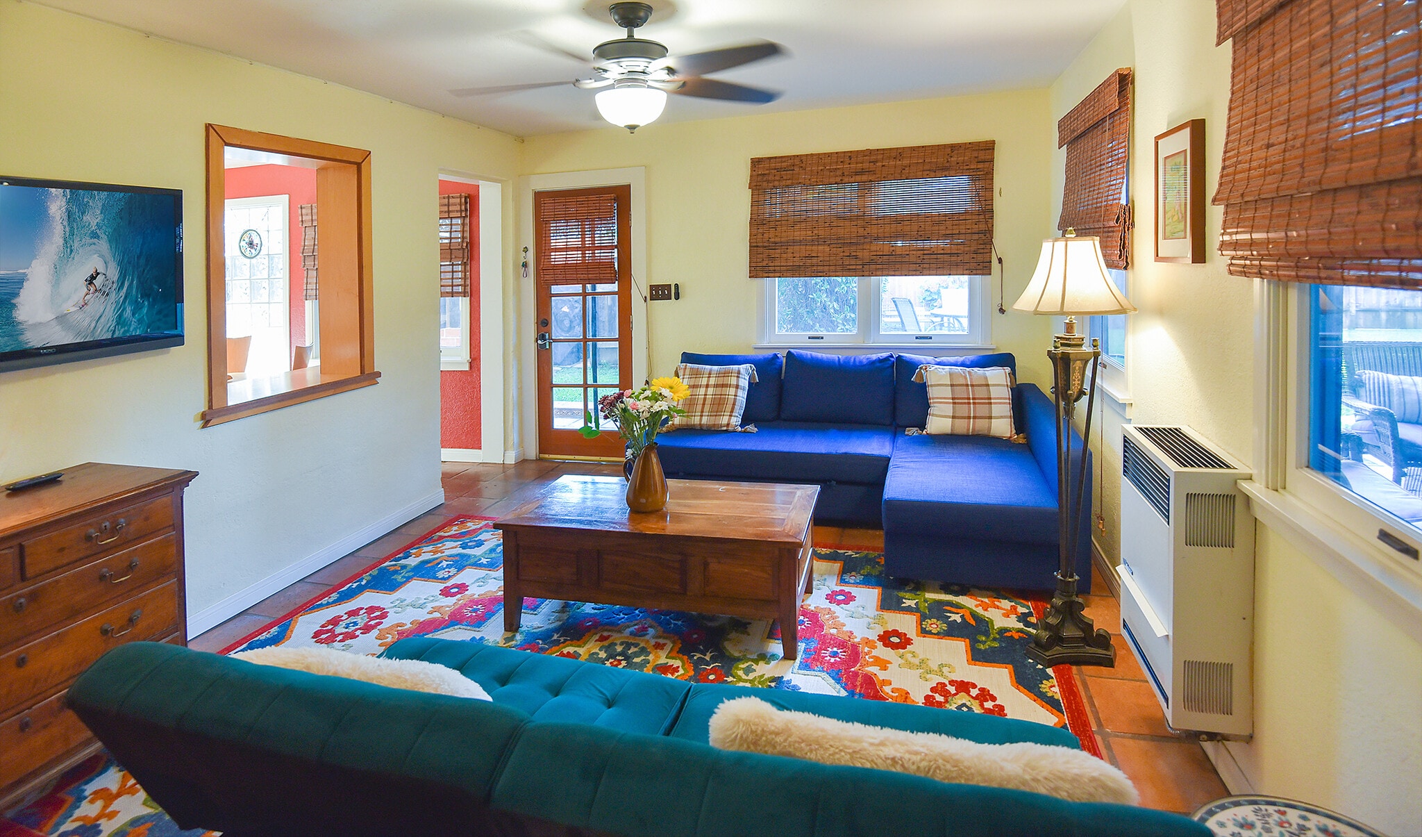 LIVING ROOM: 42" HDTV (left), Streaming Content: HBO, Netflix, AppleTV, Hulu, ESPN+,... and more - 14 S Venice Blvd