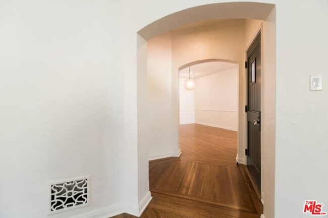 Building Photo - 1136 S Hayworth Ave