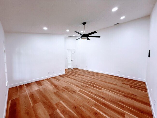 Building Photo - 465 SE Naranja Ave