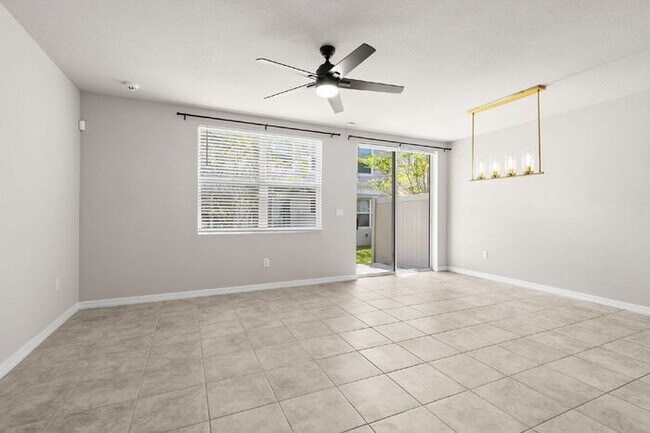 Building Photo - Town Home For Rent in Brandon with TONS OF UPGRADES!
