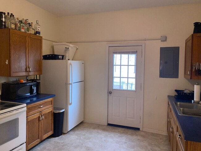 Building Photo - 4 Bedroom Duplex. Close to Campus and Down...