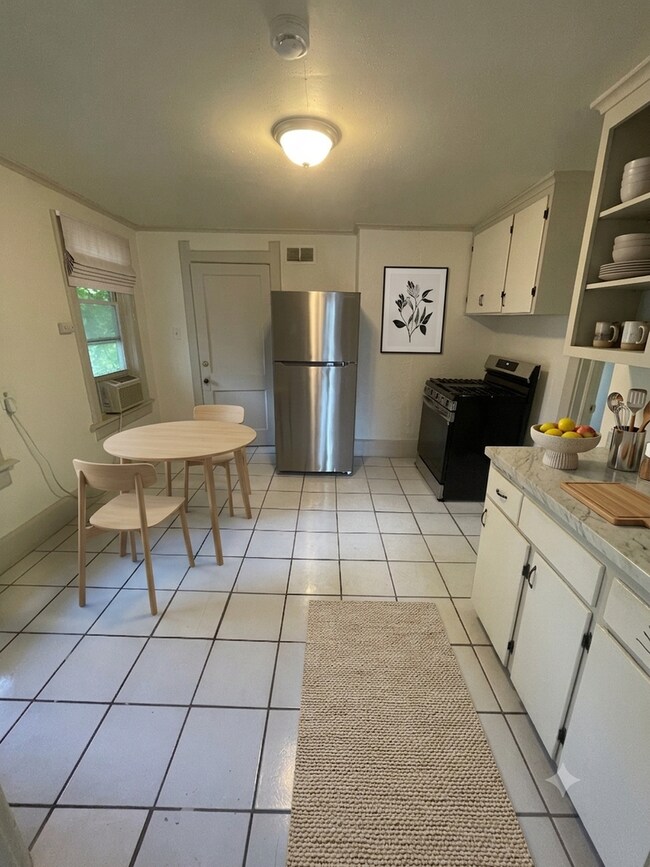 Building Photo - Private 2 Bedroom Cottage with Fenced Yard & In-Unit Laundry – Prime East Side Location!