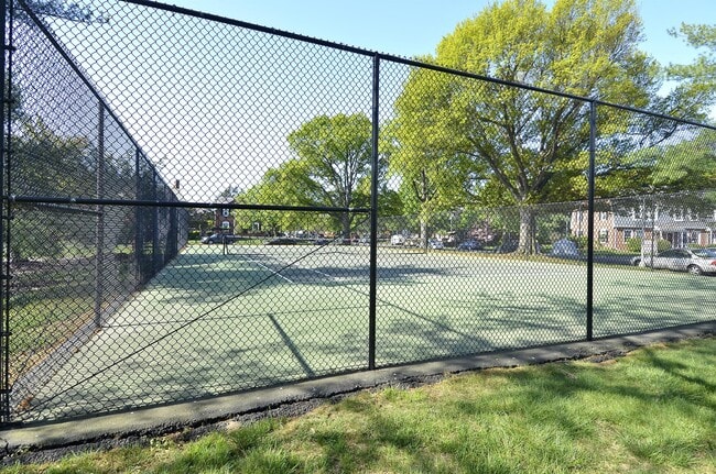 Building Photo - 2649 S Walter Reed Dr