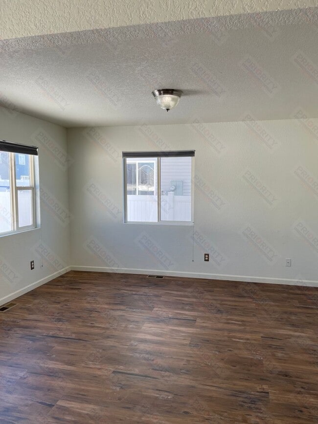 Building Photo - 3 bedrooms, 2.5 bath Townhouse