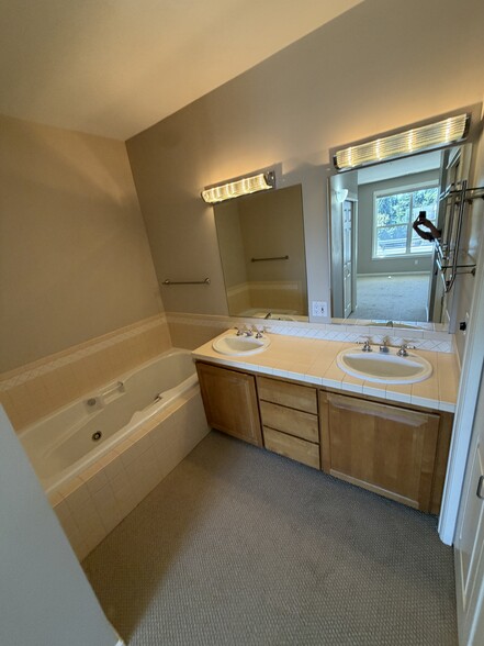 Master bath jetted tub - 10042 Main St