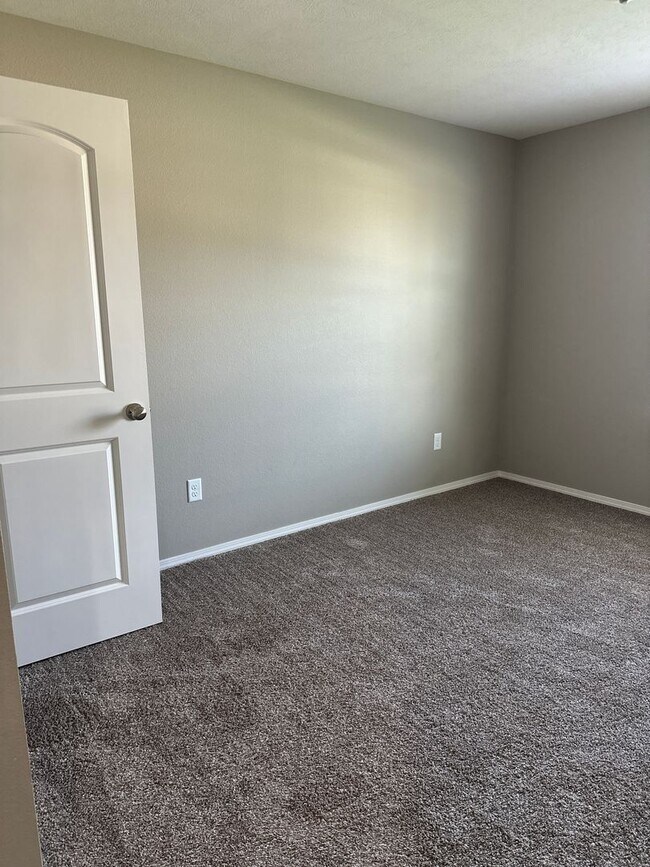 Building Photo - Stunning 4 Bedroom Rental Home!