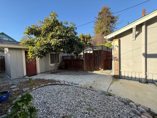 Building Photo - 323 Mountian View Ave