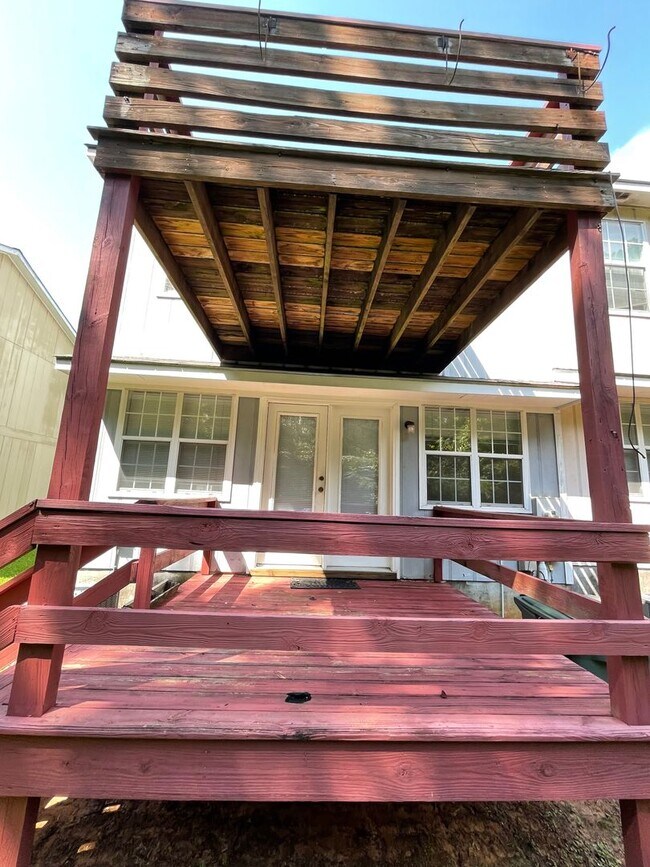 Building Photo - Briarwood Townhomes - End Unit!