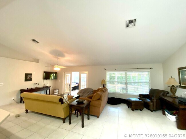 Building Photo - 1094 Raintree Ln