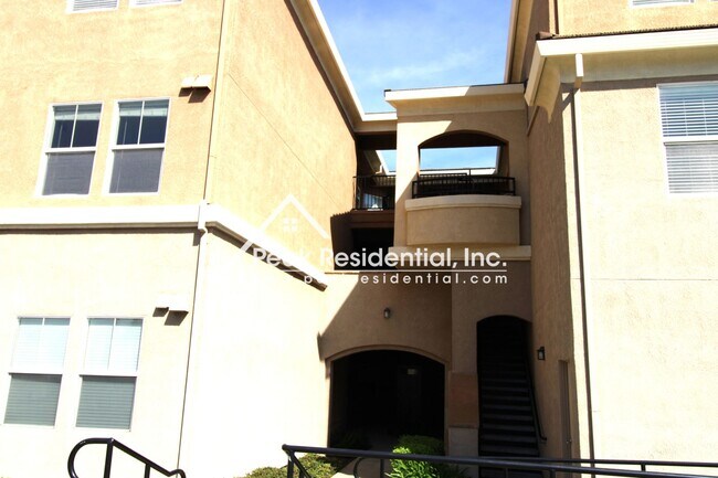 Building Photo - Wonderful 2bd/2ba Folsom Condo with 1 Car Garage!