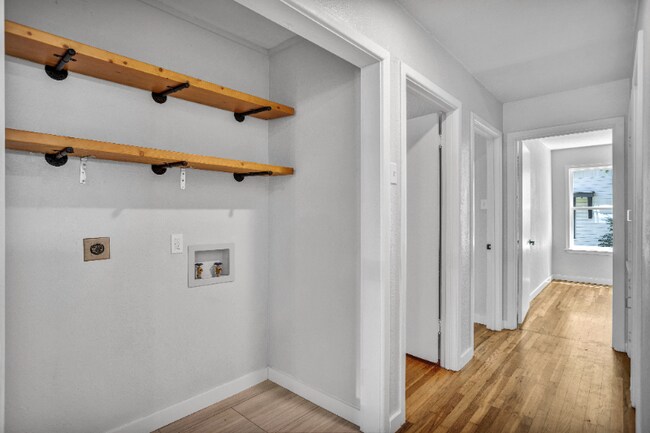 Building Photo - 705 E 9th Ave