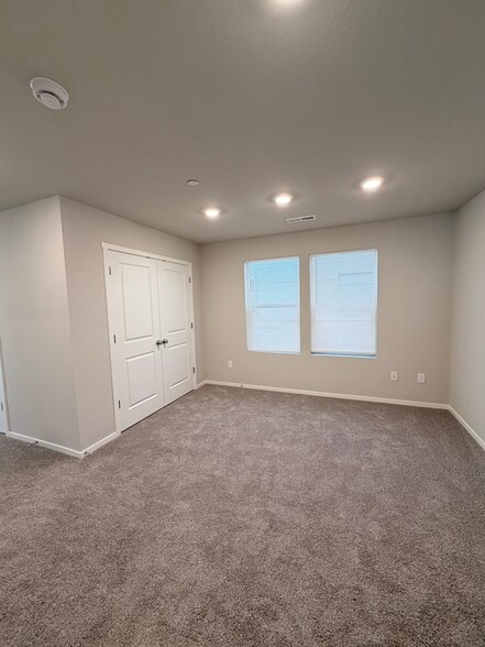 Building Photo - 9452 N Chestnut Ct