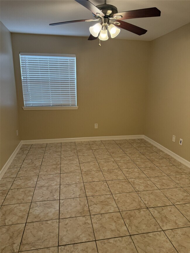 Building Photo - 712 Memorial Mews St