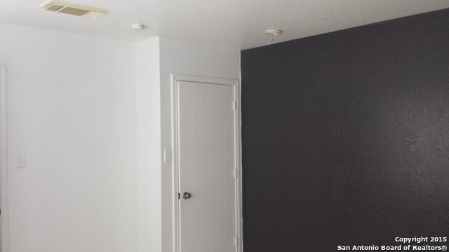 Building Photo - THREE BEDROOM 2 & 1/2 BATH ON CUL-D-SAC