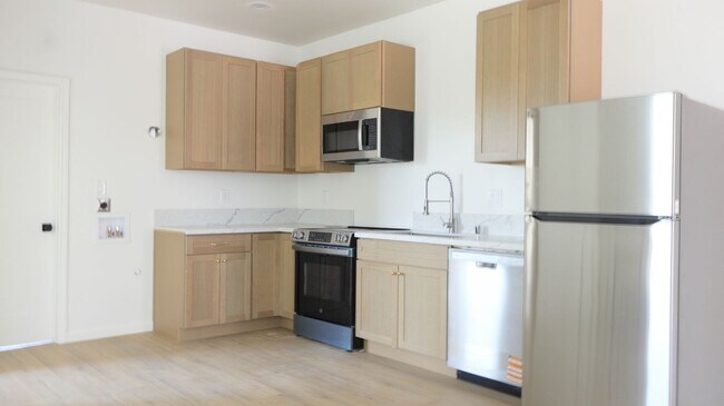 Building Photo - 3 bedrooms 2 bathrooms Duplex with a 2 car garage