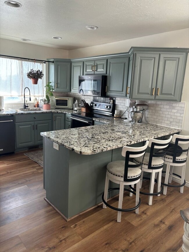 Building Photo - Spacious 5-Bedroom Haven with 3 Full Baths...