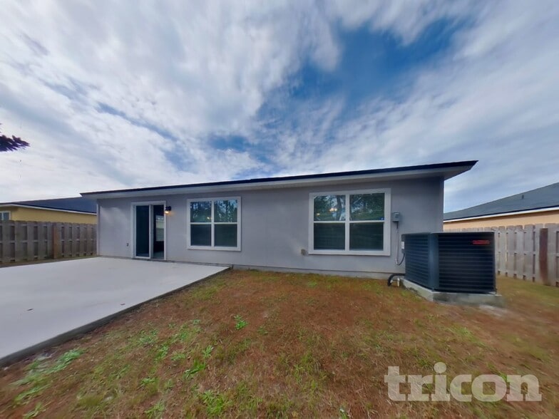 Building Photo - 15402 Bareback Dr
