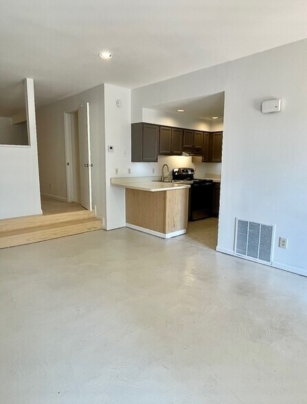 Building Photo - 543 Klotter Ave