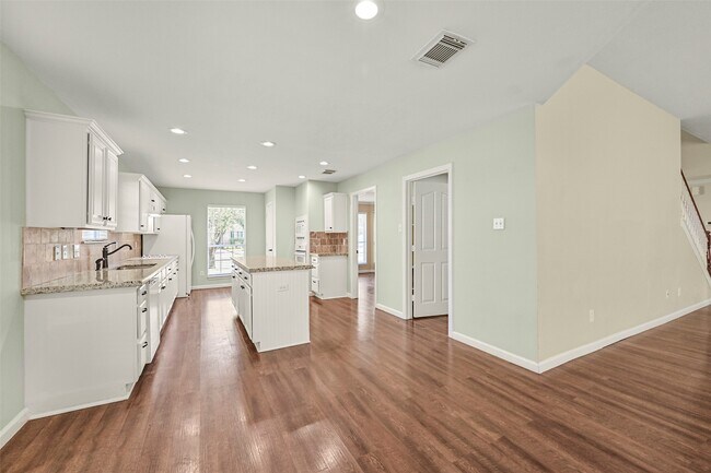 Building Photo - 313 Winding Oak Ln S