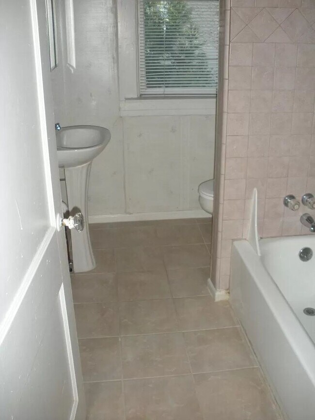 Building Photo - 867 Rosedale Rd NE