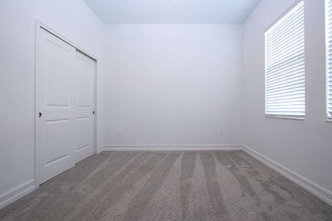 Building Photo - Spacious Like New 4-Bedroom Oasis with 3 F...