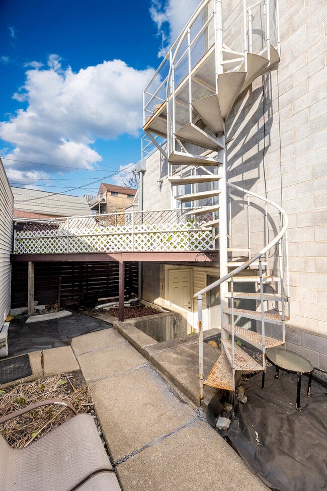 Building Photo - 1060 N Hermitage Ave