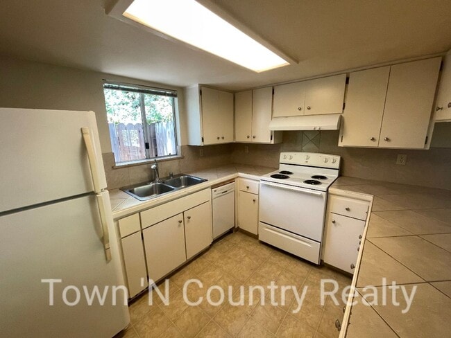 Building Photo - Charming 3-Bedroom Home in Carmel Valley –...