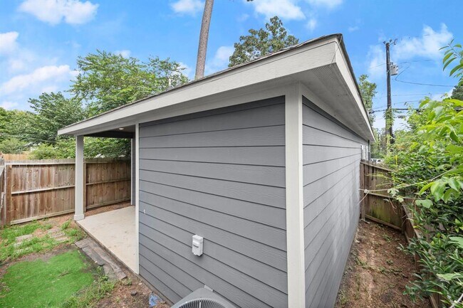 Building Photo - 16670 Meadowcroft St