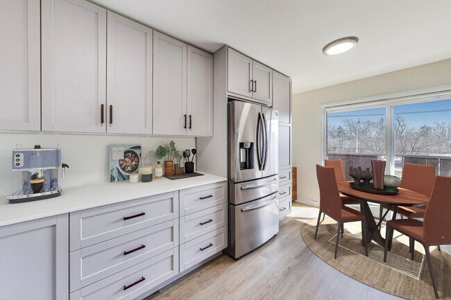 Building Photo - 600 S York St