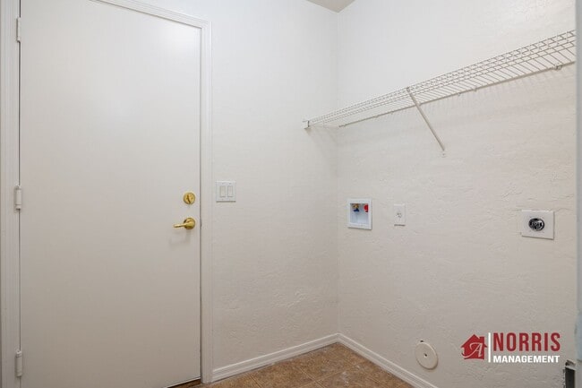 Building Photo - Great Home Located minutes from Freeway