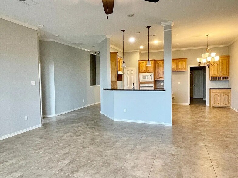 Building Photo - 5330 Golfside Dr