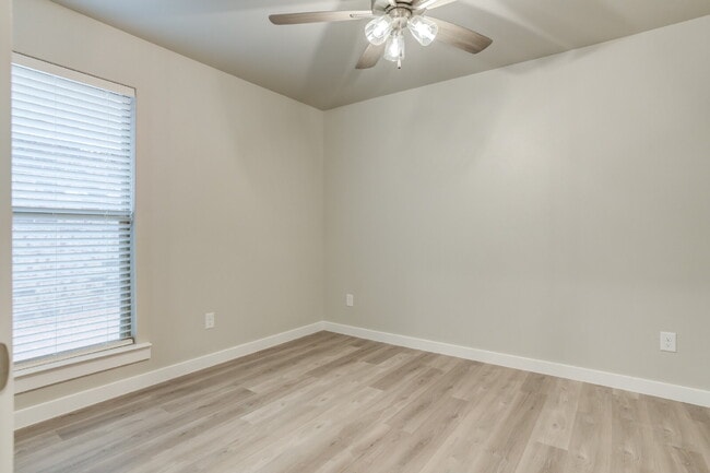 Building Photo - 4 Bed 2 Bath Home in South Lubbock! Extended driveway + Turf!