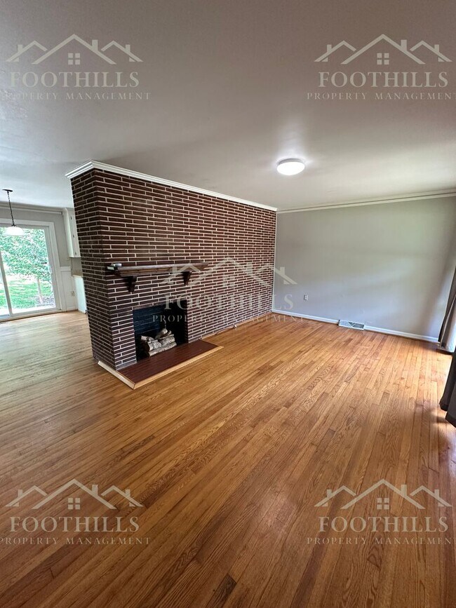 Building Photo - Live Steps Away from Anderson University –...