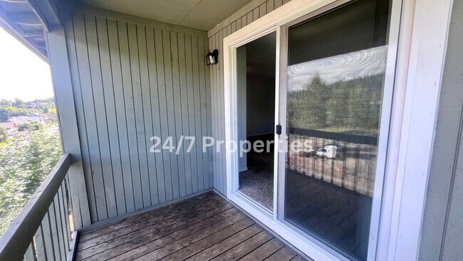 Building Photo - Upper Level 2 BD | 1 BA Apartment w/ Willamette River View - Oregon City