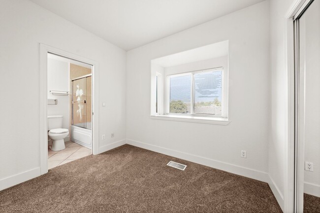 Building Photo - Charming 2bd, 2bth with loft - Hayward's C...