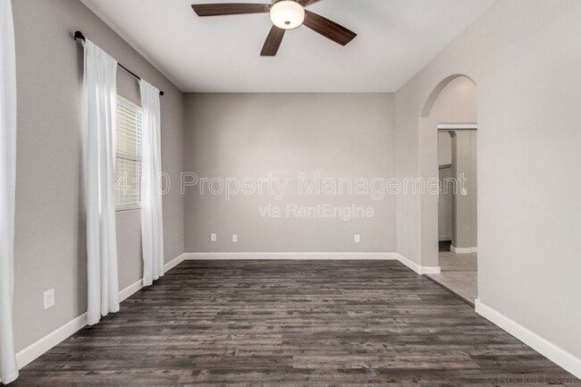 Building Photo - 1367 S Country Club Dr